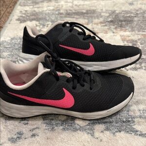Nike Women's Athletic Shoes in Black and Pink